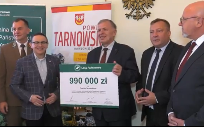 Miniaturka artykułu Prawie milion złotych na remont drogi w Zalasowej. Promesę przekazały Lasy Państwowe.