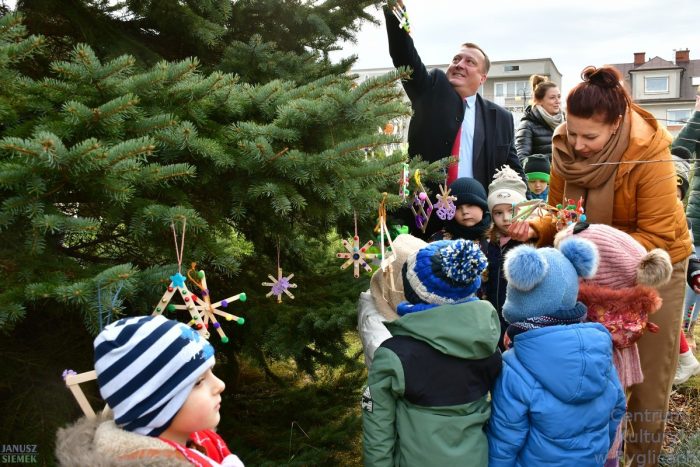 Miniaturka artykułu Choinka na Rynku przystrojona