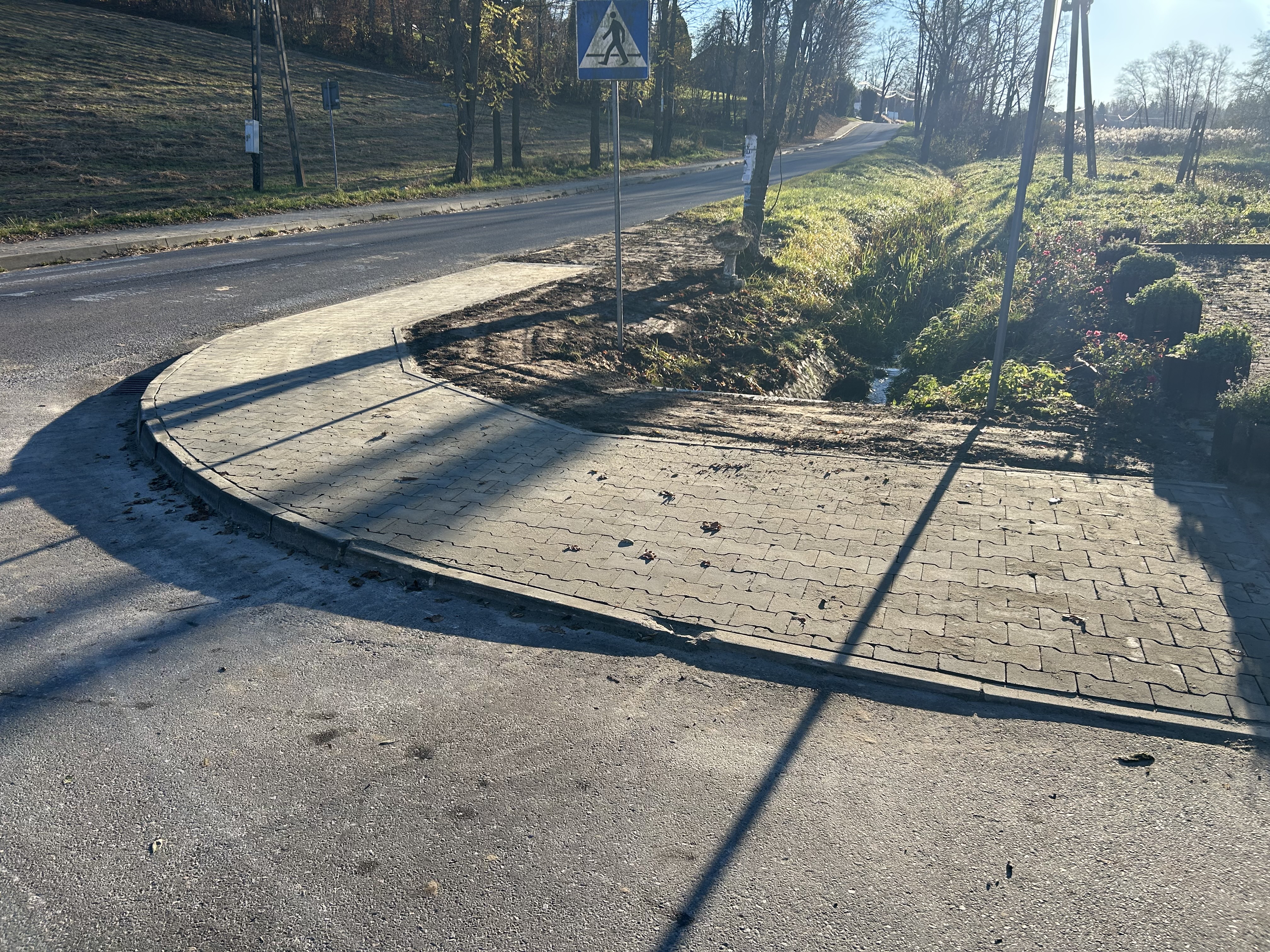 Budowa części chodnika prowadzącego do przejścia w Kowalowej