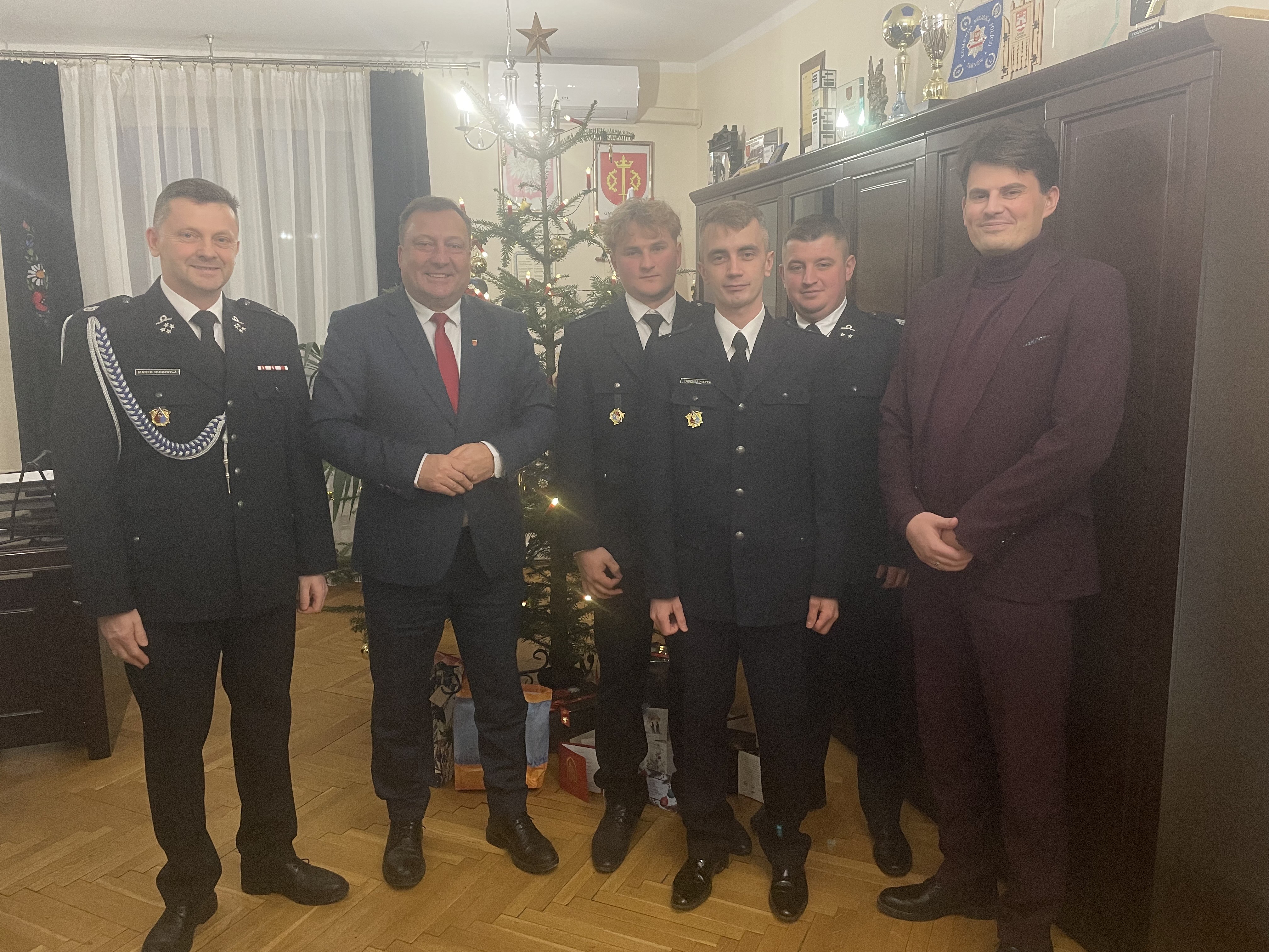 Strażacy z wizytą i świątecznymi życzeniami