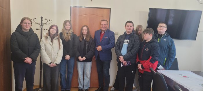 Uczniowie z Jonin z wizytą w Urzędzie Miejskim w Ryglicach 🏛️ 👩‍🎓