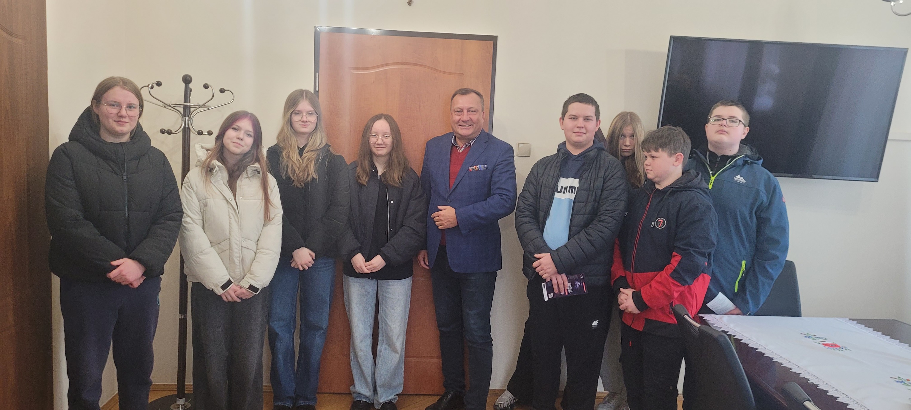 Uczniowie z Jonin z wizytą w Urzędzie Miejskim w Ryglicach 🏛️ 👩🎓