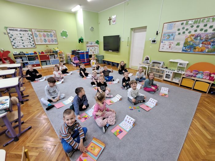 „Koniczynki liczą świat” – matematyczna przygoda najmłodszych 🌍