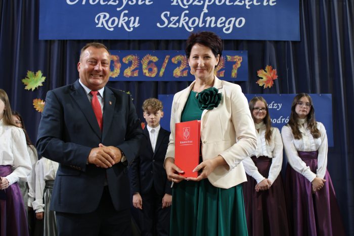Miniaturka artykułu 🏫 UROCZYSTE ROZPOCZĘCIE ROKU SZKOLNEGO I HISTORYCZNE ZMIANY W SZKOLE PODSTAWOWEJ W LUBCZY